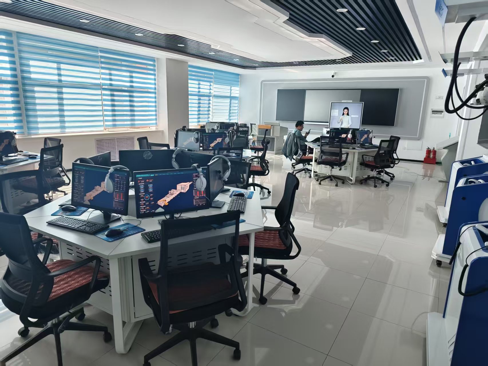 數字人導師賦能玻璃鍍膜虛擬仿真實訓軟件革新！